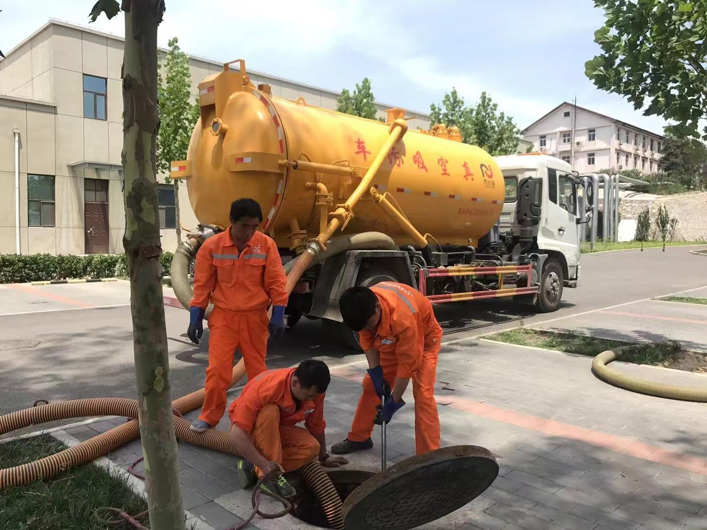 始兴化粪池清理与5-8吨吸粪车施工效率分析